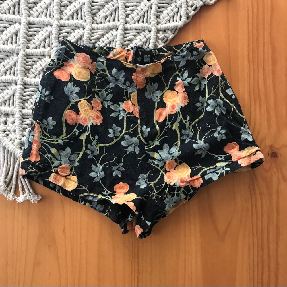 Mid rise floral short